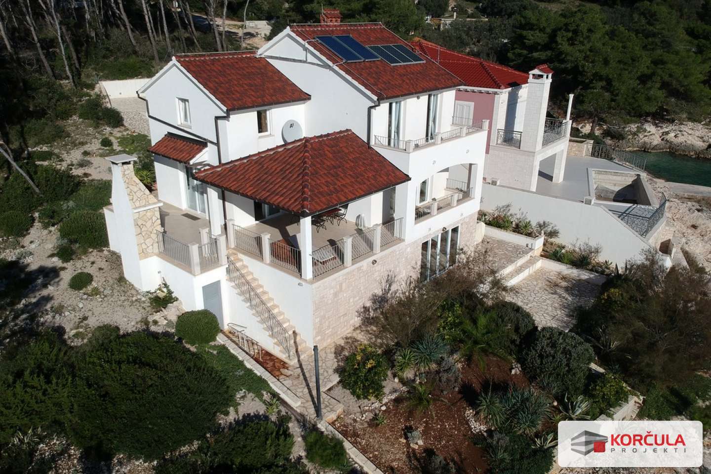 Atraktivna vila u očaravajućem prirodnom ambijentu, zadivljujući pogled na čarobni arhipelag obližnjih otočića Atraktivna vila u očaravajućem prirodnom ambijentu, zadivljujući pogled na čarobni arhipelag obližnjih otočića