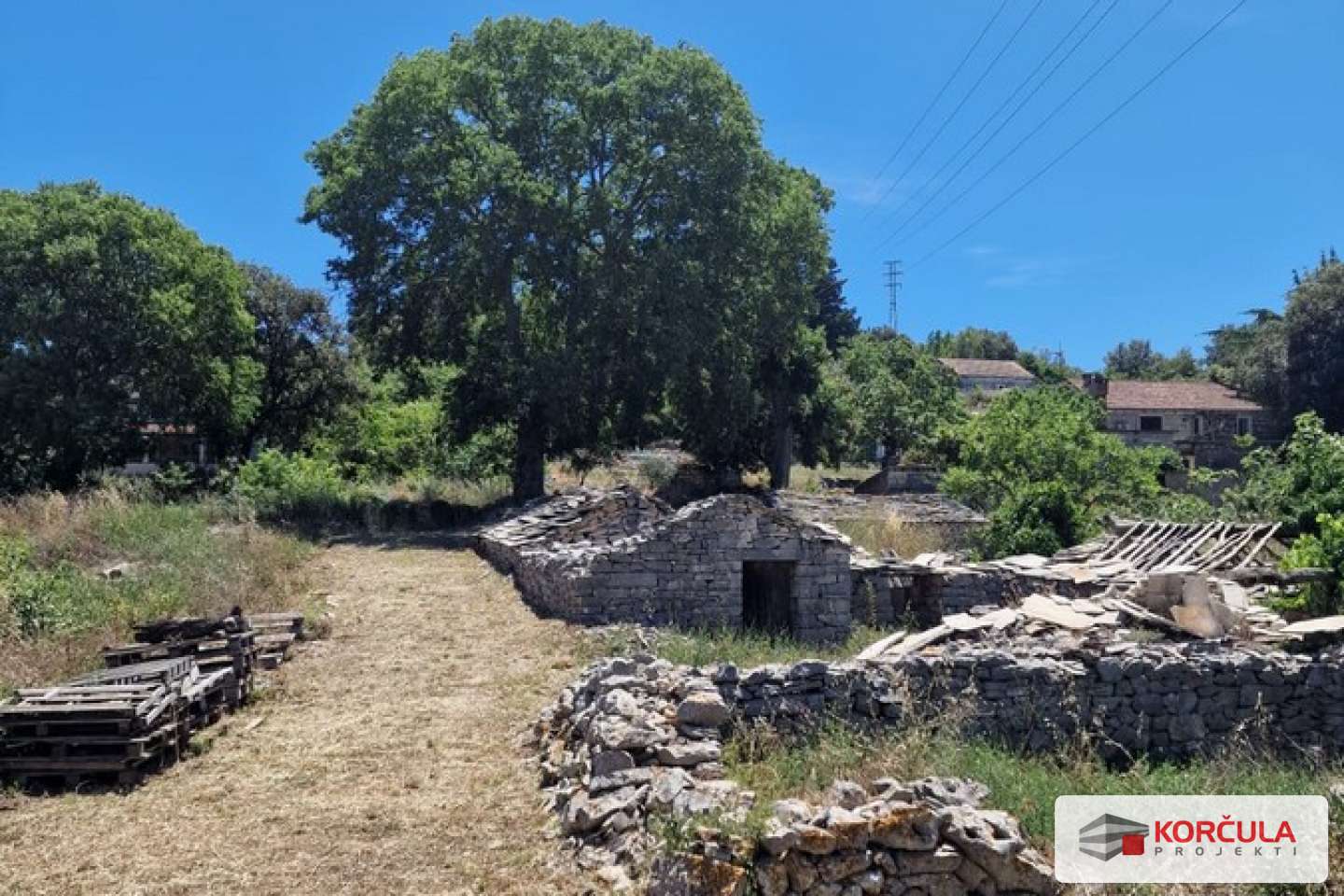 Building land in Žrnovo not far from the town center