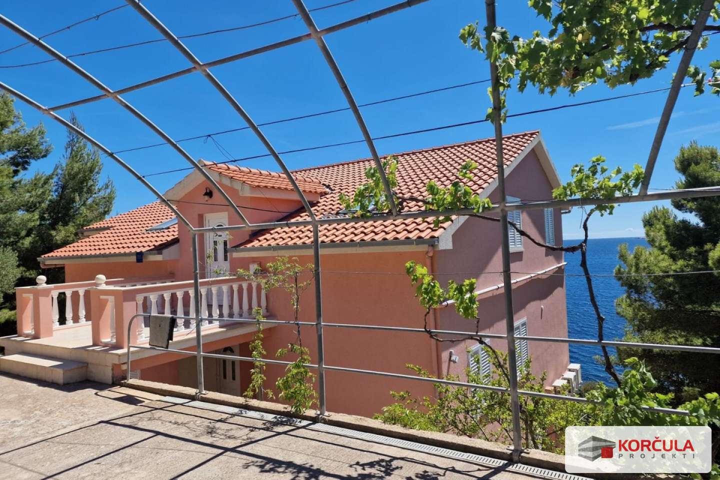 Kuća sa šest apartmana, prvi red do mora – Spremna za posao u turizmu! Kuća sa šest apartmana, prvi red do mora – Spremna za posao u turizmu!