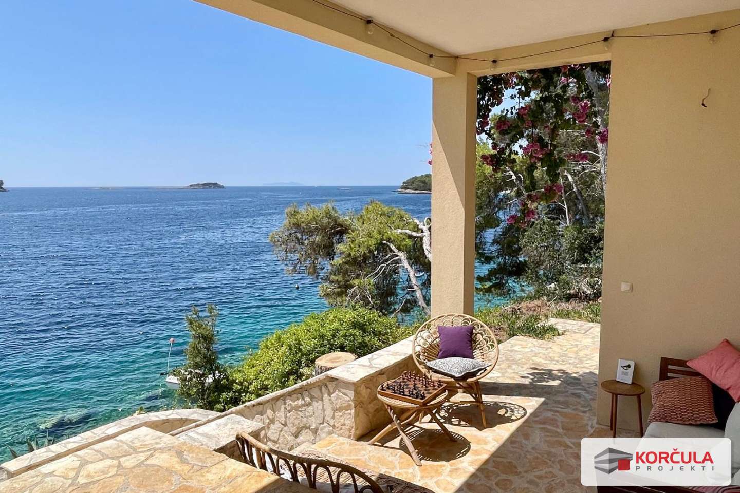 Beautiful house in the first row to the sea in Prižba