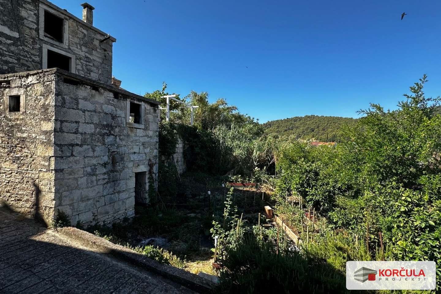 Dvije tradicionalne kamene kuće povezane voltom – Žrnovo, zaselak Postrana Dvije tradicionalne kamene kuće povezane voltom – Žrnovo, zaselak Postrana