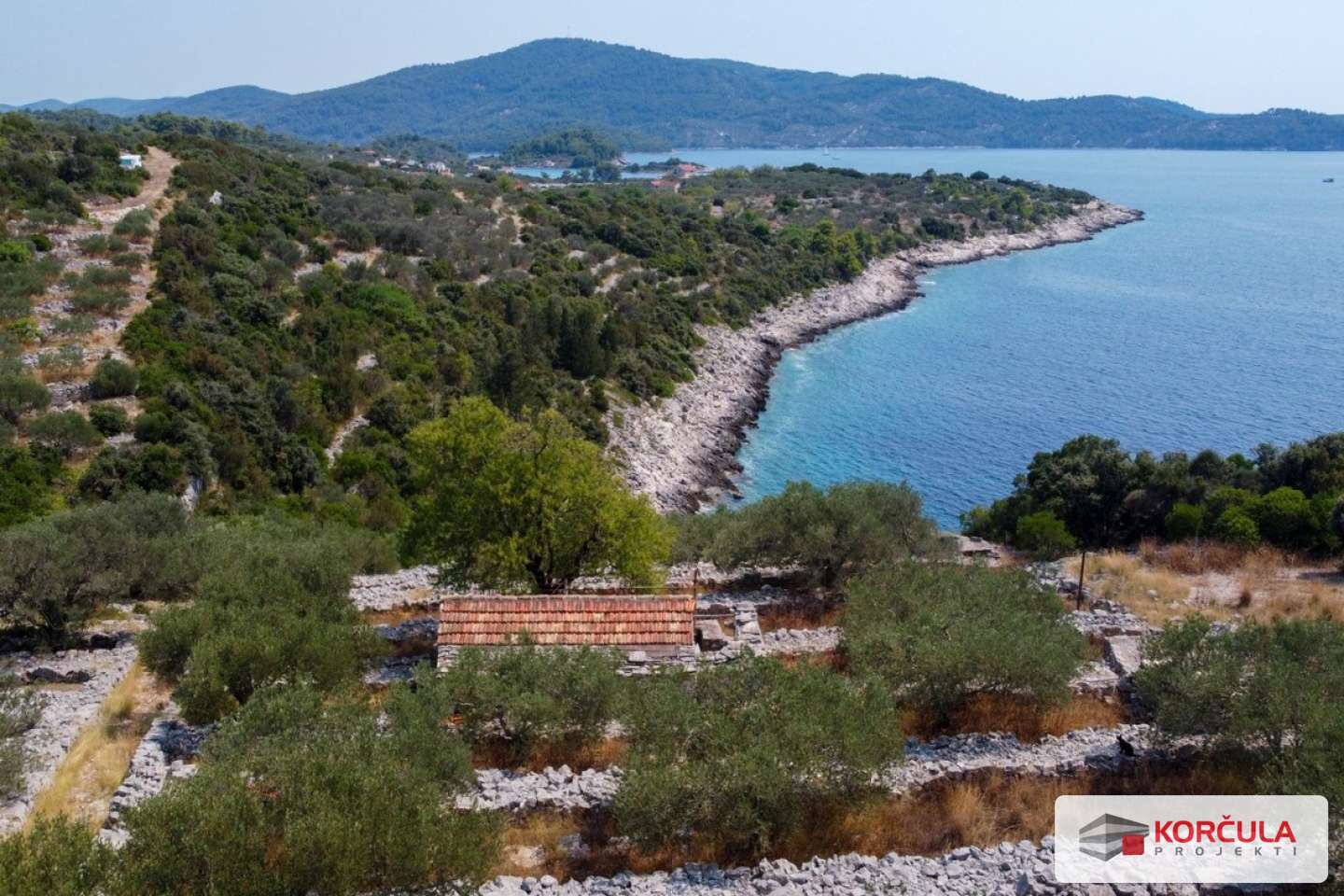 Tradicionalna kamena kućica uz samo more, okružena maslinama i suhozidima – Pelegrin, u blizini Vele Luke Tradicionalna kamena kućica uz samo more, okružena maslinama i suhozidima – Pelegrin, u blizini Vele Luke