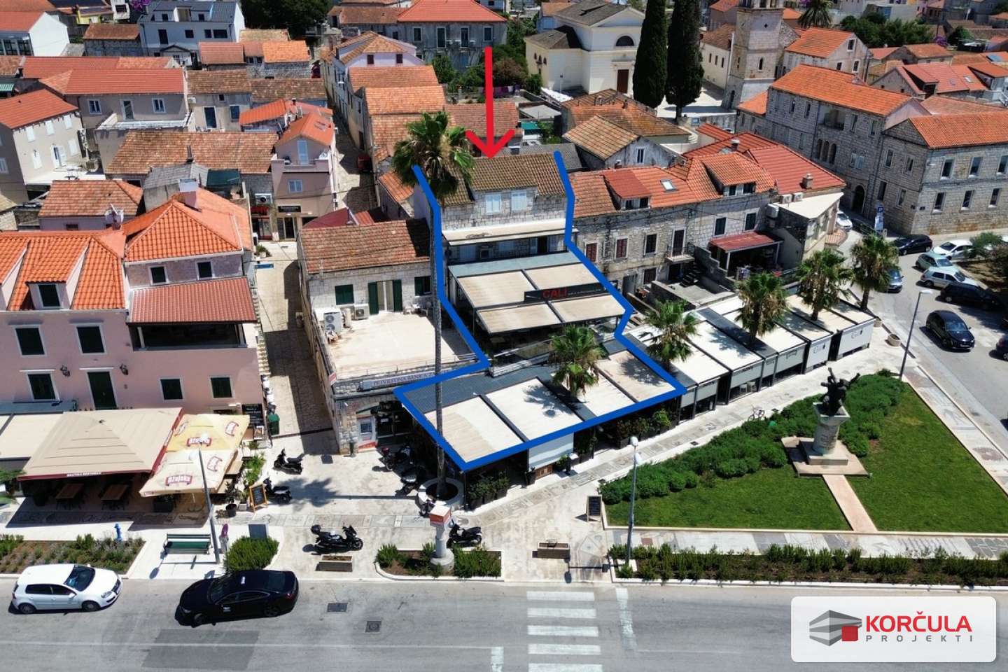 Stambeno-poslovna kuća u prvom redu do mora u centru Vele Luke