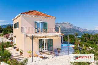 Modern and Move-In Ready Villa with Traditional Elements, Pool, and Stunning Views – Žrnovo