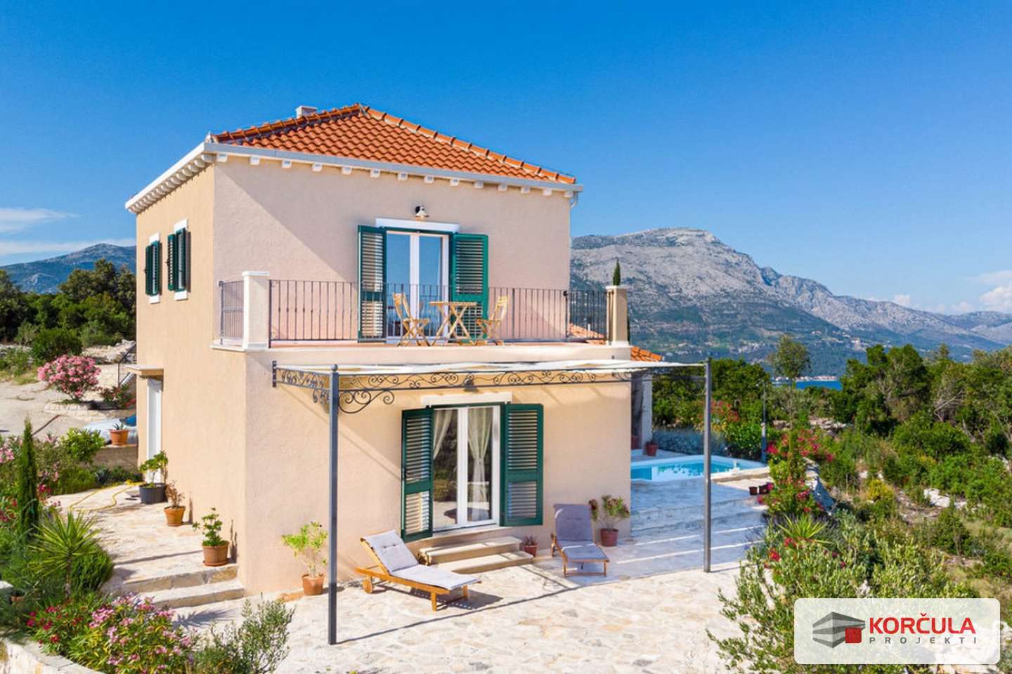 Moderna i useljiva vila s tradicionalnim elementima, bazenom i predivnim pogledom – Žrnovo