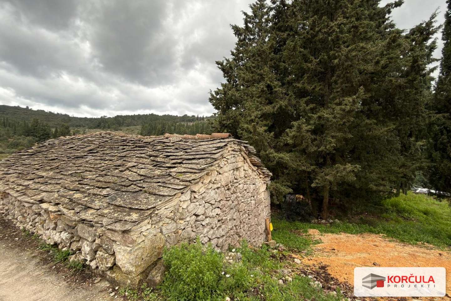 Ekskluzivna i očaravajuća kamena kućica sa zemljištem u Žrnovu – fer cijena