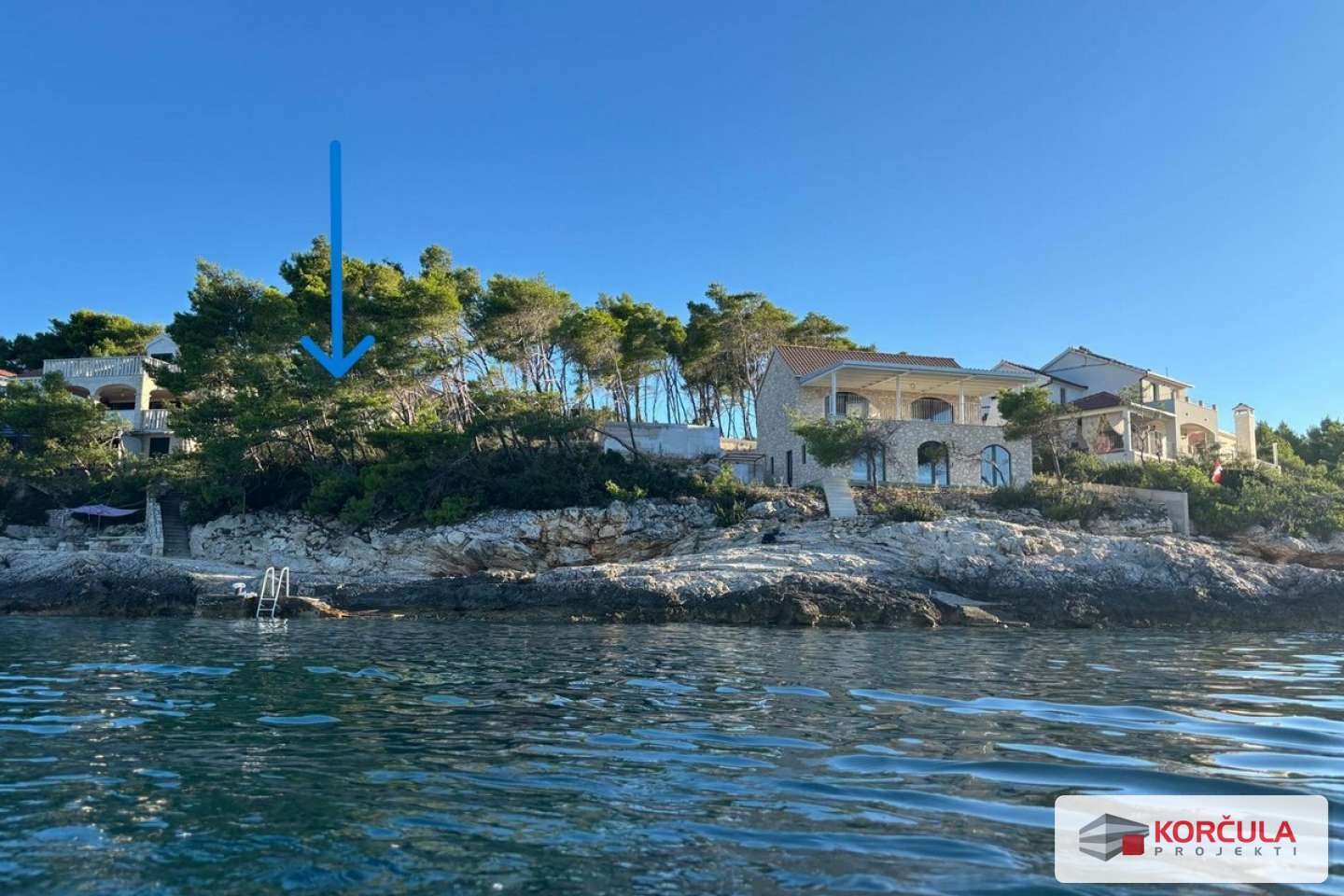 Savršeno građevinsko zemljište u Tri Portima, udaljeno 15 metara od mora