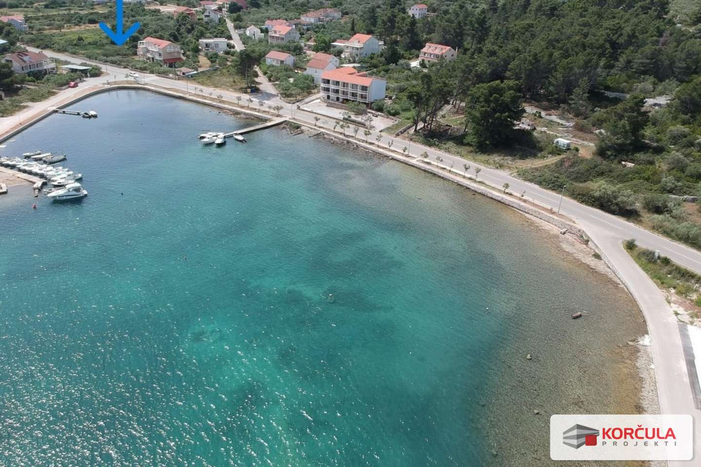 Atraktivno građevinsko zemljište udaljeno 50-ak metara od mora u Lumbardi