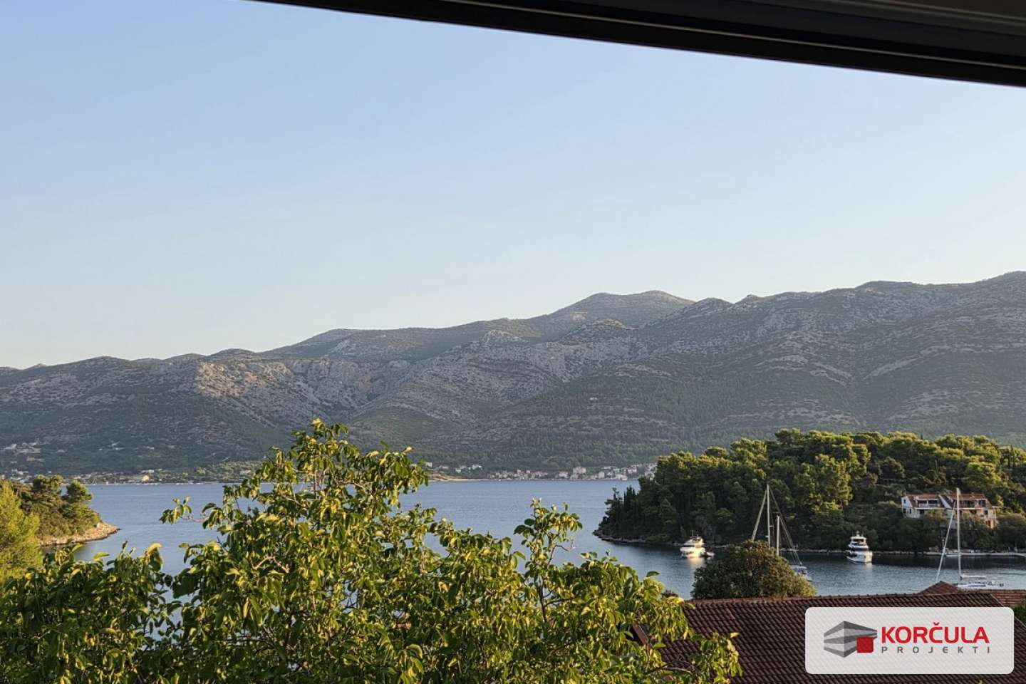 Beautiful apartment with a lovely view on the upper floor of a building in Žrnovska Banja, in the immediate vicinity of the town of Korčula