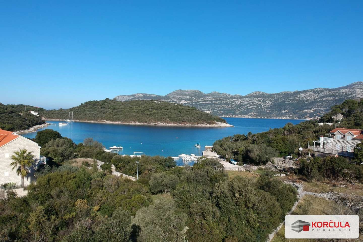 Lijepi i prostrani stan s privatnim bazenom u uvali nedaleko od Korčule, 50 metara od mora